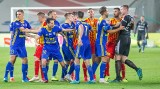 PKO Ekstraklasa. Korona Kielce zremisowała z Arką Gdynia 1:1. Przepychanki, dużo żółtych kartek, czerwień dla trenera Bartoszka [ZDJĘCIA]