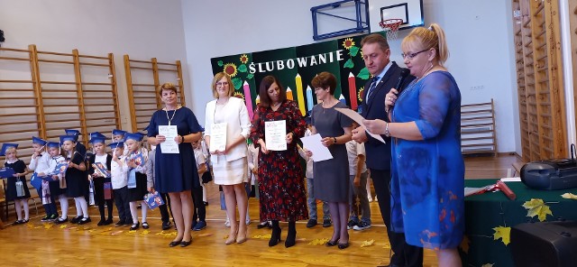 105 pierwszoklasistów z podstawówek w gminie Bodzentyn po uroczystym ślubowaniu.