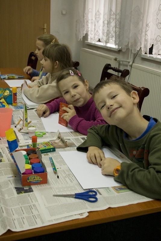 Dawid i Kornelia na zajęciach plastyki w domu kultury