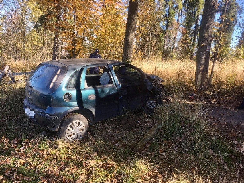 Ząb. Policja ścigała opla corsę. Ucieczka zakończyła się na drzewie. Kierowca był pod wpływem alkoholu