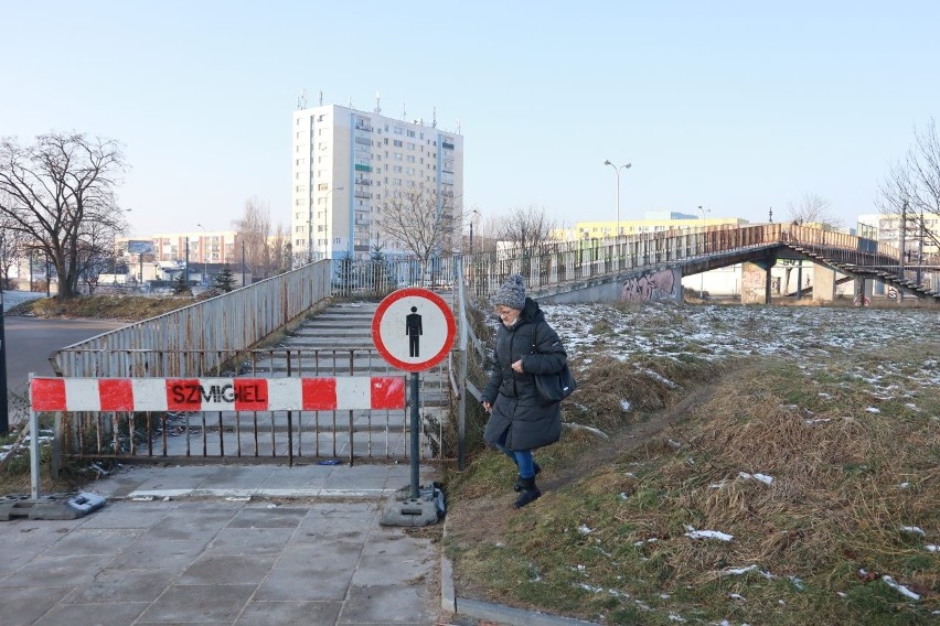 Ze względów bezpieczeństwa zagrodzono kładkę przy al. Wyszyńskiego. Nareszcie remont?