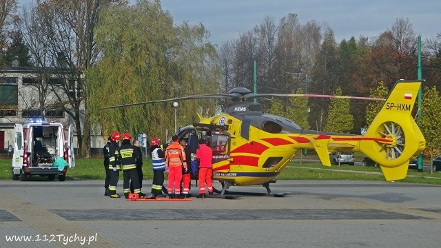 Wypadek na osiedlu E w Tychach. Dziewczyna spadła z okna