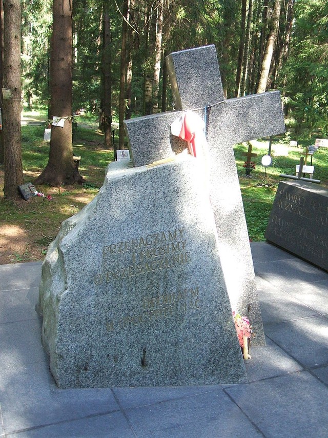 Pomnik pomordowanych Polaków na cmentarzu w Lewaszowie
