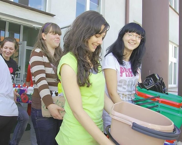 Młodzież z gimnazjum w Bieniowie wczoraj zapakowała dary dla powodzian do samochodu. Środki czystości trafią do najbardziej potrzebujących już wkrótce.