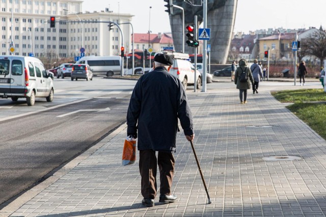 ZUS błędnie przelewał emerytom podwójne czternaste emerytury. Urzędnicy teraz proszą o zwrot pieniędzy.