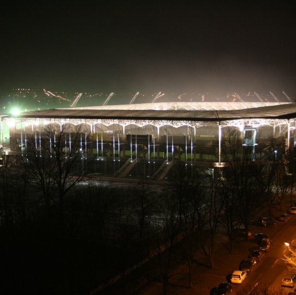 Niektórzy mieszkańcy Kielc uważają, że oświetlenie stadionu piłkarskiego przy ulicy Ściegiennego to marnotrawienie pieniędzy podatników.