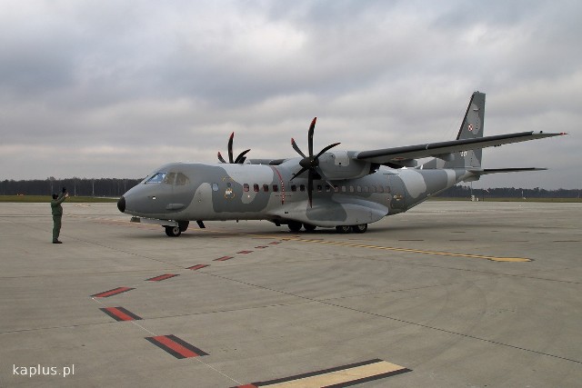 Wojskowa Casa C-295 na lubelskim lotnisku