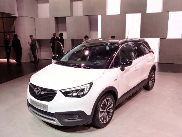 Opel Crossland XCrossland X to brat Opla Mokki. Samochody należą do jednego segmentu, jednak najnowsze „dziecko” niemieckiej marki dedykowane jest innym kierowcom. Crossland X powstał we współpracy z Peugeotem.Fot. Tomasz Szmandra