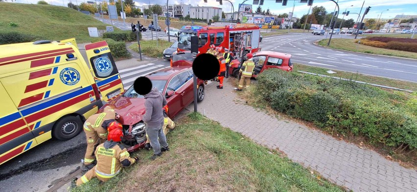 Wypadek z udziałem dwóch aut, Rondo Inowrocławskie...