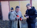 Towarzystwo Odkrywców zapaliło znicze na podwórzu przy ul. Kilińskiego w Słupsku (wideo)
