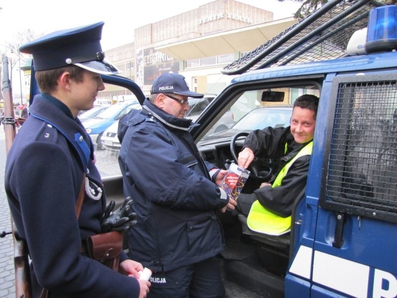 Policjanci z grupy rekonstrukcyjnej kwestowali w Radomiu...
