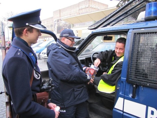 Policjanci z grupy rekonstrukcyjnej kwestowali w Radomiu wspólnie funkcjonariuszami radomskiej komendy.