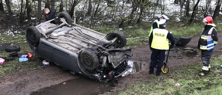 Samochód osobowy dachował po zjechaniu z trasy. Wypadek na...