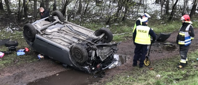 Samochód osobowy dachował po zjechaniu z trasy. Wypadek na DTŚ w Świętochłowicach