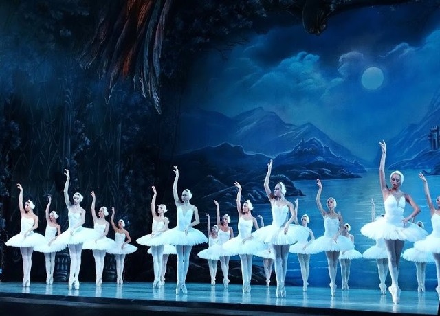 Oczekiwany balet "Jezioro łabędzie", podobnie jak i inne spektakle zaplanowane w sali koncertowej ROK widzowie obejrzą w innych terminach.