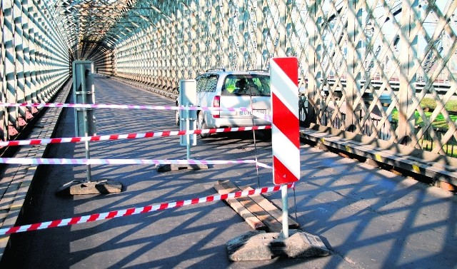 Mimo ustawionych znaków jeszcze we wtorek na most wjeżdżały samochody oraz wchodzili piesi