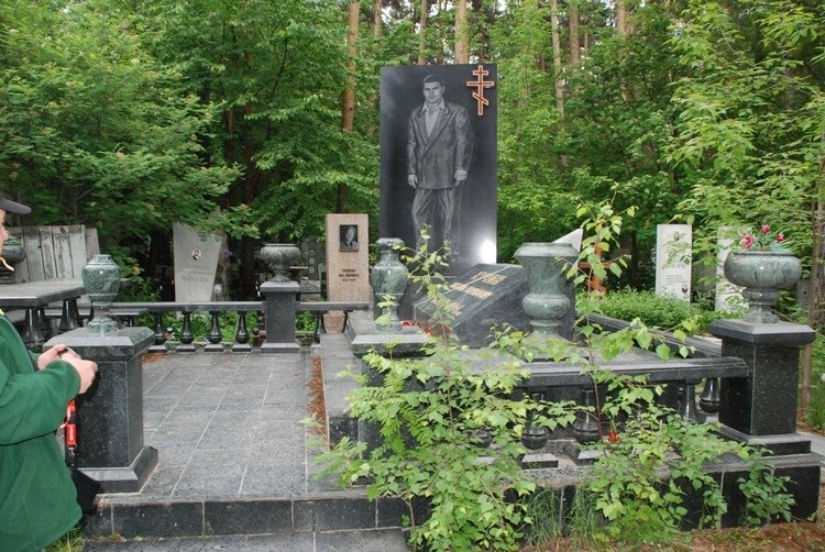 Cmentarz mafii w Jekaterynburgu - pomnik zabitego bossa i...