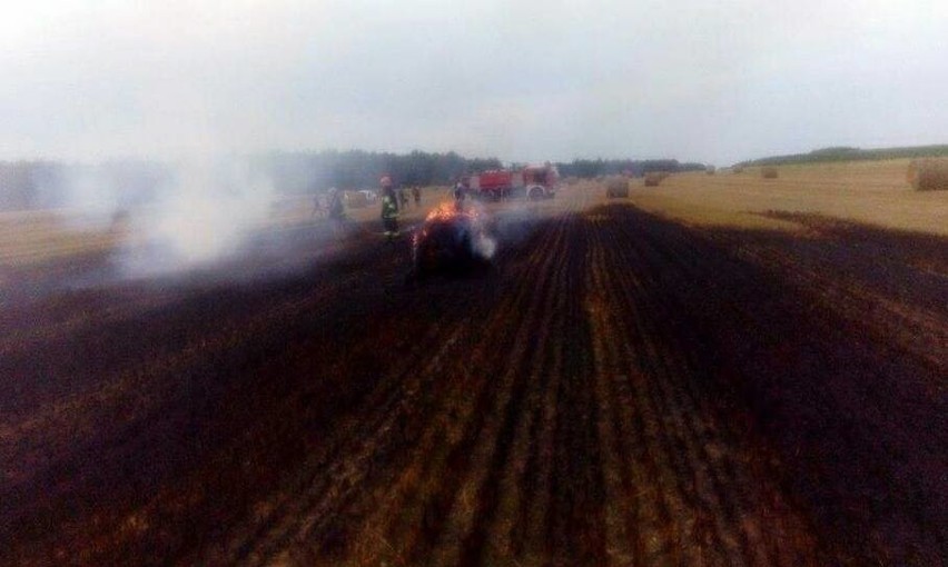 Ciągnik stanął w płomieniach na polu