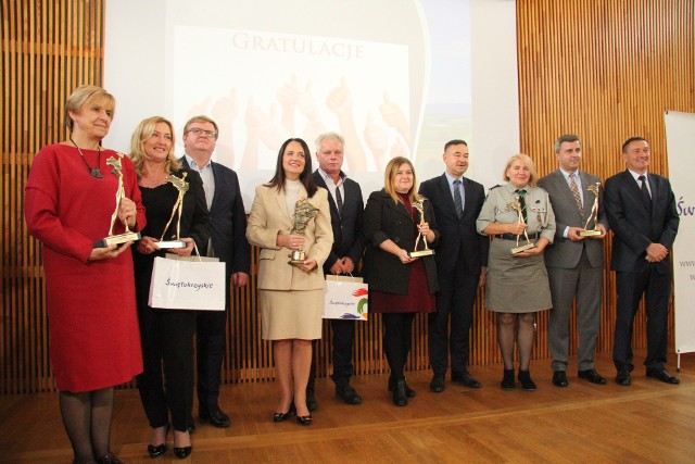 Na zdjęciu wszyscy, którzy odebrali nagrody podczas XIX Obchodów Wojewódzkich Światowego Dnia Turystyki, a także Bernard Antos (trzeci z lewej) i Grzegorz Świercz (pierwszy z prawej), którzy je wręczali.