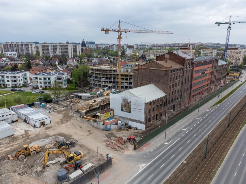 Kraków, ulica Mogilska. Między nasypem kolejowym a ul....