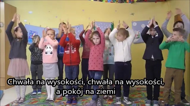 Dzieci z klasy I i II z Więcławic Starych prezentują kolędę "Przybieżeli do Betlejem" w języku migowym