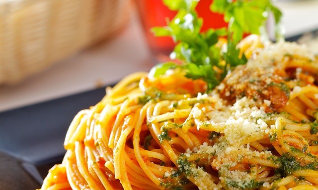 Makaron z domowym sosem może stanowić pyszne, pożywne i aromatyczne danie. Zobacz przepisy na najlepsze sosy do spaghetti. Kliknij w galerię i przesuwaj zdjęcia strzałkami lub gestem.