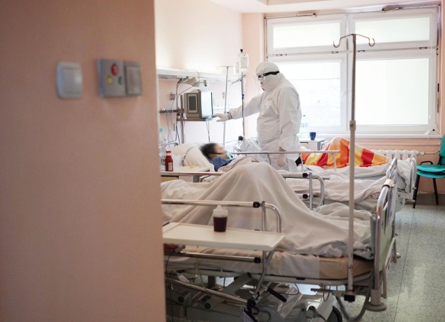 Z powodu rosnącej liczby pacjentów z koronawirusem niektóre szpitale wstrzymały odwiedziny.
