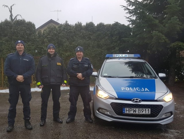 Policjanci i strażnik ze Świdwina, którzy pomogli choremu po ataku epilepsji.