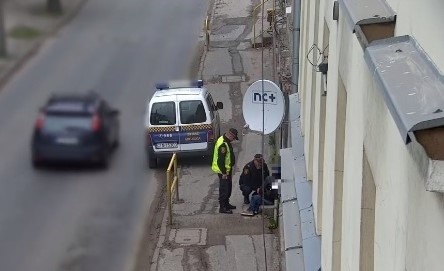 Operatorzy monitoringu zwracają również uwagę na osobę leżące na ulicy. Każdorazowo kończy się to interwencją strażników miejskich