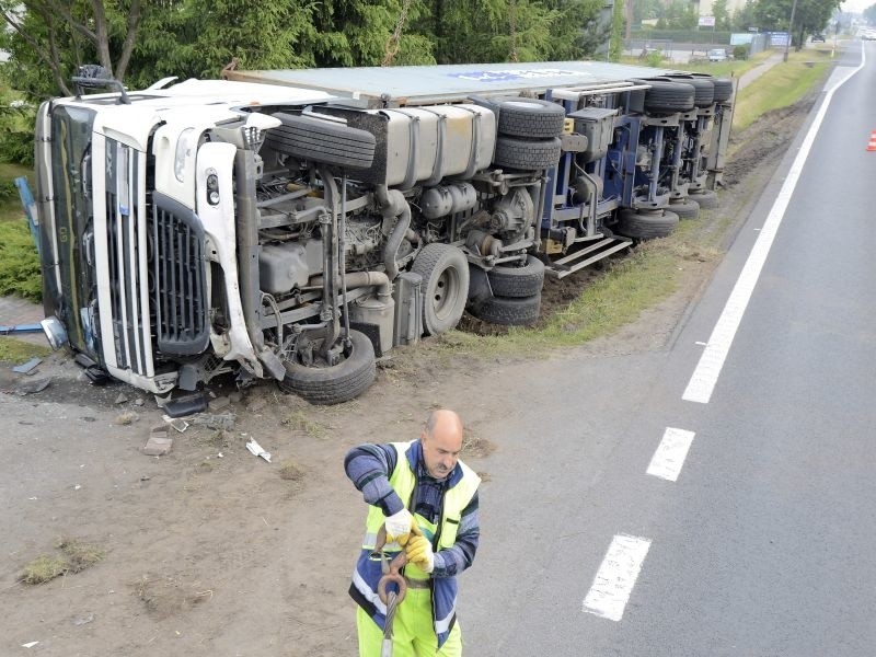 Wypadek w Osielsku. Tir wpadł do rowu [zdjęcia]