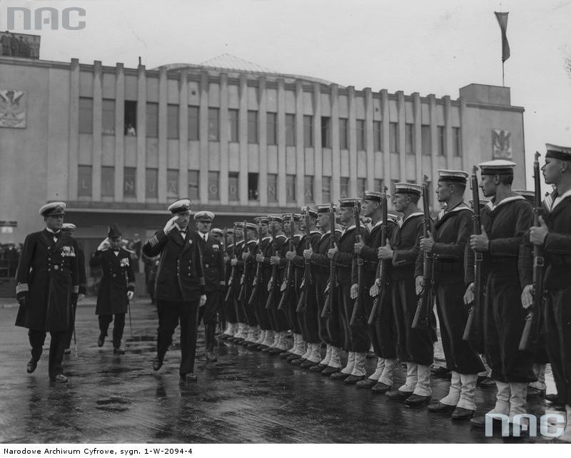 Radziecki admirał Lew Galler przechodzi przed frontem...