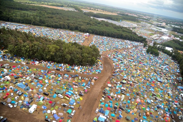 Tak z góry wygląda tzw. Pole Malinowskiego. Zdjęcie wykonano w czasie Przystanku Woodstock w 2016 r. To jedyne miejsce, gdzie przy swoim namiocie możecie pozostawić samochód.