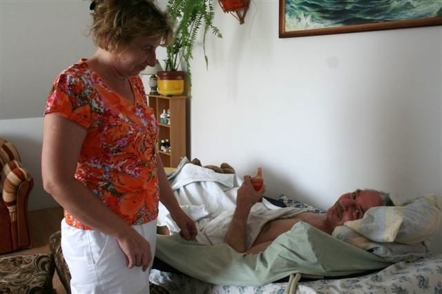 Władysław Ciechowicz od kilku lat leży w łóżku. Wymaga stałej opieki i rehabilitacji.