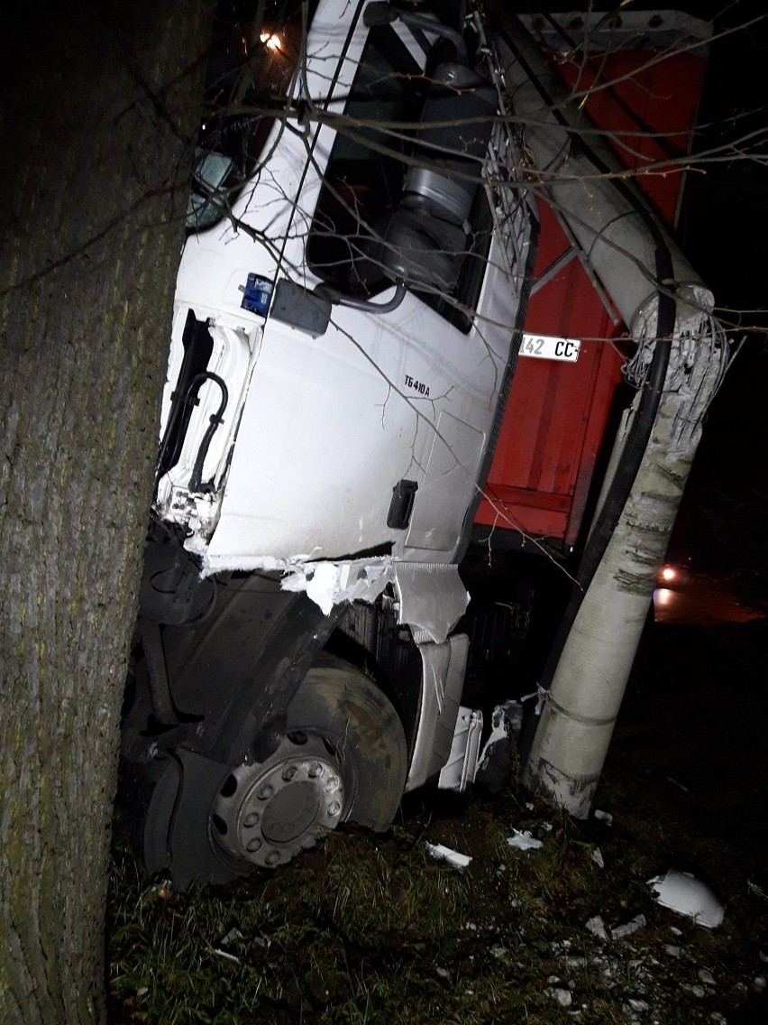 Tir staranował latarnię i uszkodził samochód osobowy