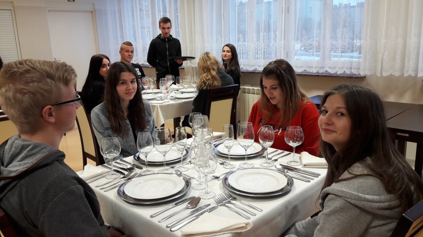 Uczniowie z Zespołu Szkół Ponadgimnazjalnych numer 1 w Jędrzejowie wzięli udział w praktycznym kursie kelnerskim 