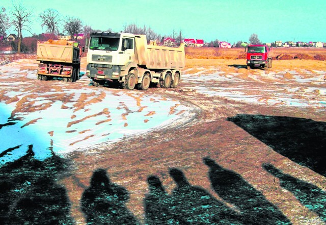 Tysiące ciężarówek nawożących śmieci, gruz i obcą glebę na  teren  solnisk morskich - ten stan zaskoczył urzędników RDOŚ