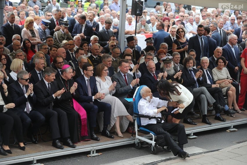 Pomnik Lecha Kaczyńskiego w Szczecinie odsłonięty z pompą. Prezydent w dynamicznej pozie, zamyślony nad Polską  [ZDJĘCIA]