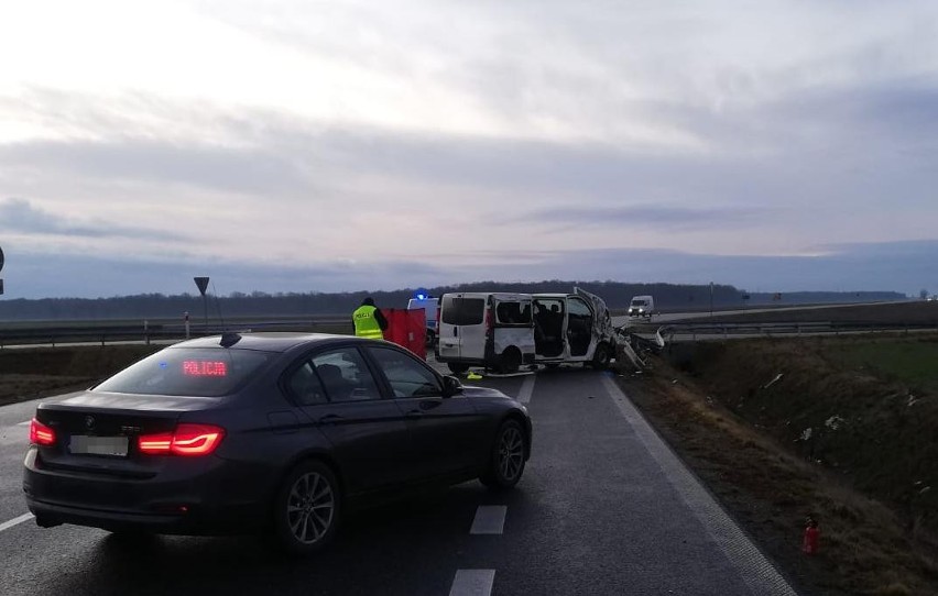 Wypadek busa na drodze wojewódzkiej w Bierzowie pod Brzegiem. Jedna osoba nie żyje, dwie ranne