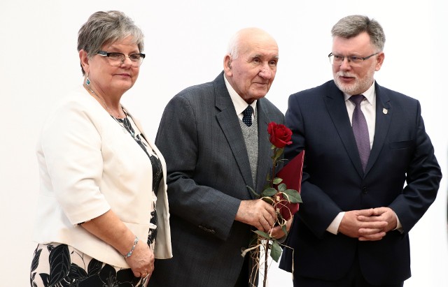 Medal Zasłużony dla Powiatu Grudziądzu otrzymał Tadeusz Michalczyk, twórca Młynów Szczepanki (w środku na zdjęciu). Od lewej Marzena Dembek, przewodnicząca rady powiatu, od prawej Adam Olejnik, starosta grudziądzki.