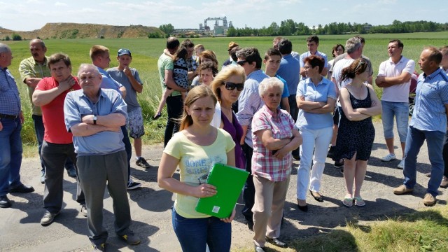 - Chcemy budowy w okolicy zakładu profesjonalnej stacji, która mierzyłaby stopień zapylenia powietrza i jego skład chemiczny - tłumaczy Michaela Thomalla z Podborzan, która współorganizuje protest.