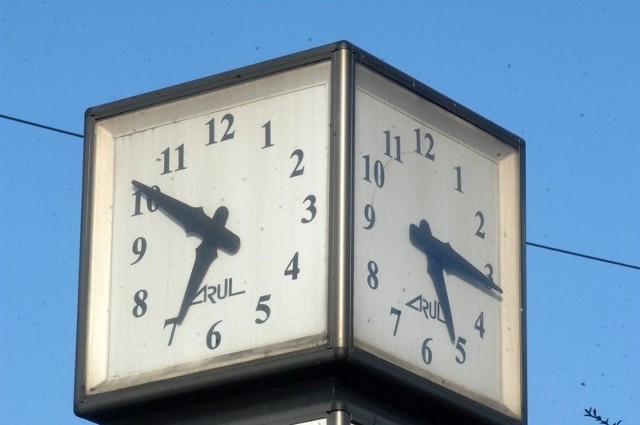 Zegar w centrum Gorzowa pokazuje czas według własnego widzimisię