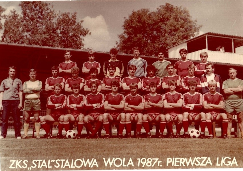 Wojciech Niemiec (stoi trzeci z lewej w środkowym rzędzie) w...