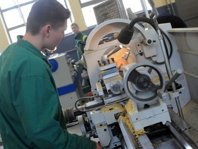 W Jaśle wydali 3,3 mln zł i uczą zawodu nowocześnieW pracowni nowoczesnych technologii uczniowie praktykują na takich maszynach, które będą w przyszłości obsługiwać jako pracownicy.