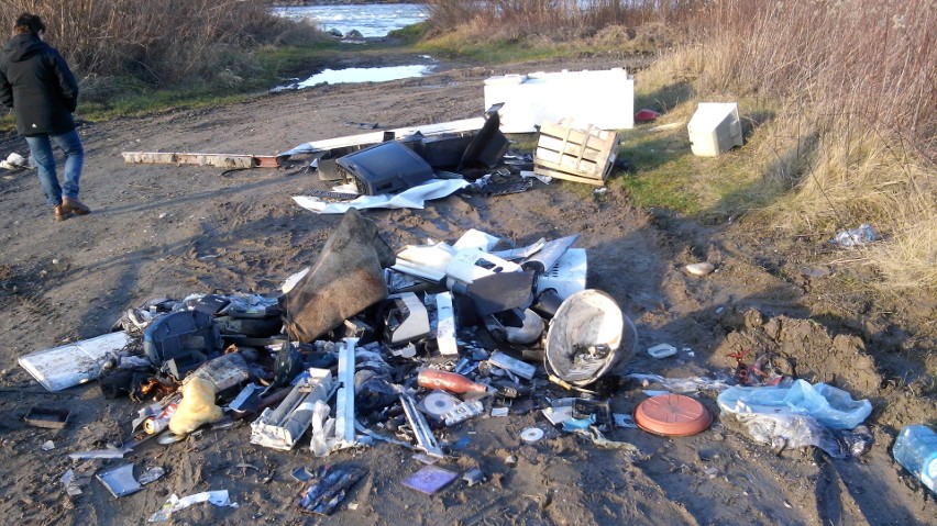 Mieszkańcy mówią „dość” dzikiemu wysypisku odpadów obok Dunajca w gminie Tarnów