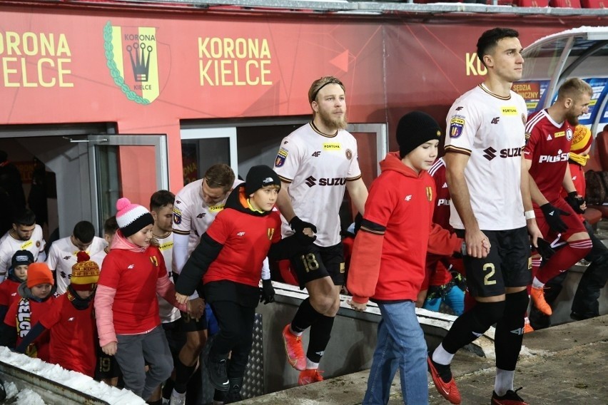 Piłkarze Korony Kielce w niedzielę zagrają z Legią Warszawa