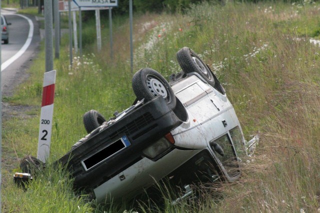 Zasnęła za kierownicą i wpadła do rowu.