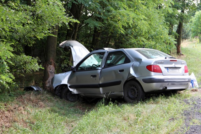 Na "trasie śmierci&#8221; citroen uderzył w drzewo