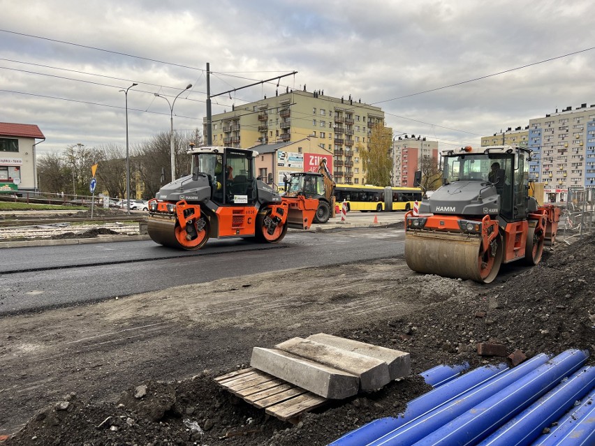 W Dąbrowie Górniczej aktualnie trwa remont głównych dróg,...