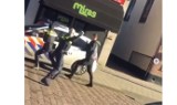Polak sam zaatakował trzech policjantów! Szokujące nagranie z Holandii. Film trafił do sieci [WIDEO +18]