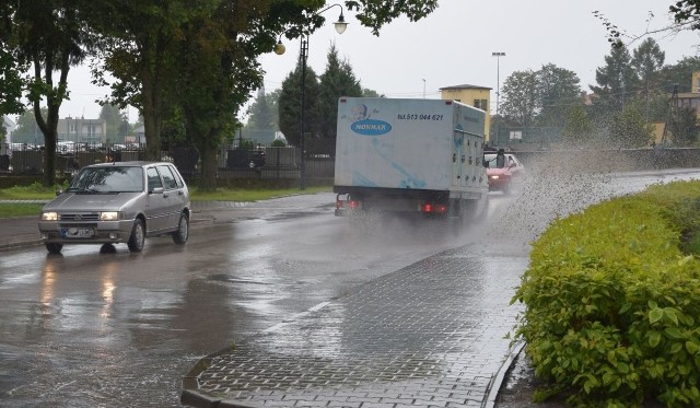 Skończy się wreszcie chlapanie pieszych na ulicy Wiśniowej we Włoszczowie. Droga zostanie odwodniona i wyremontowana.